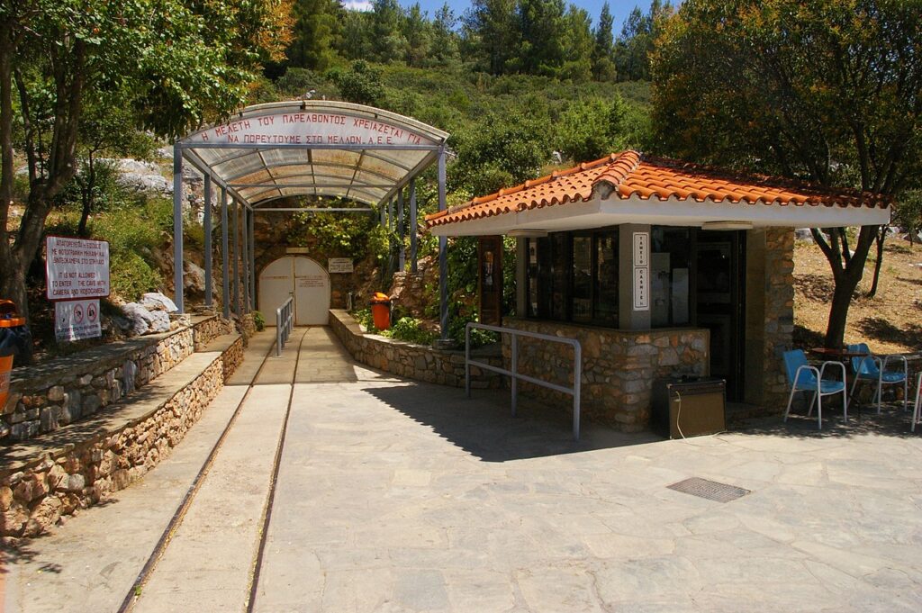 Σπήλαιο Πετραλώνων Αξιοθέατο